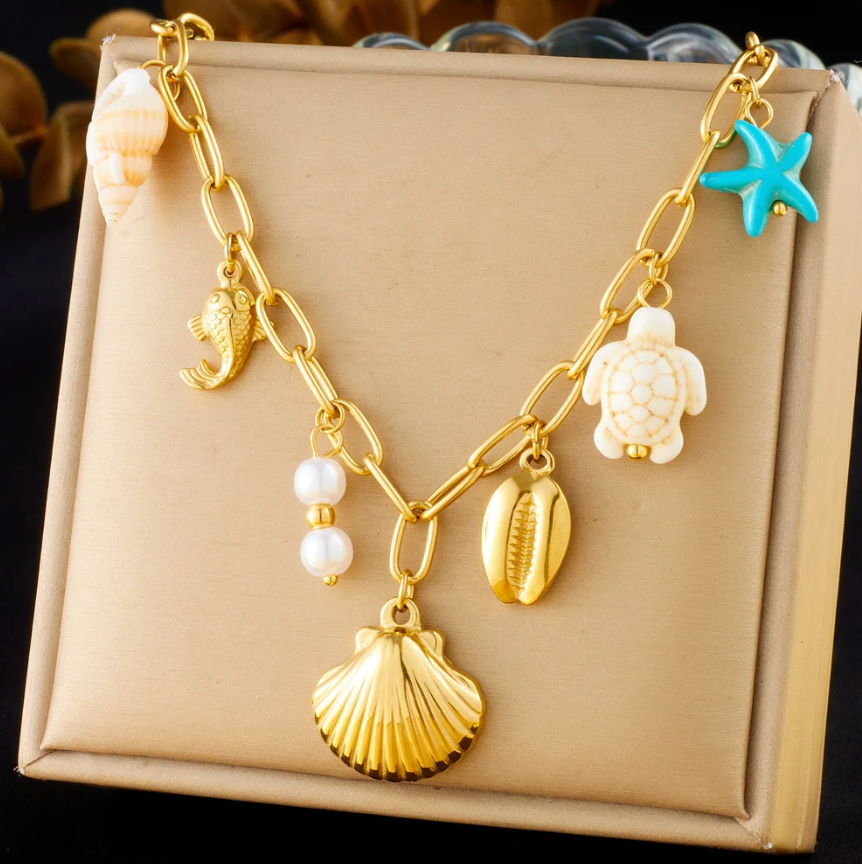 vergoldete Halskette mit Anhängern