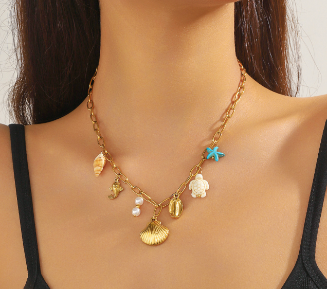 vergoldete Halskette mit Anhängern