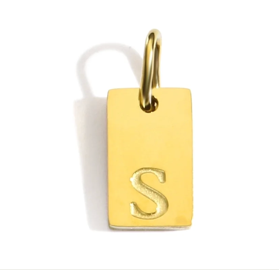 Buchstaben Charm gestanzt